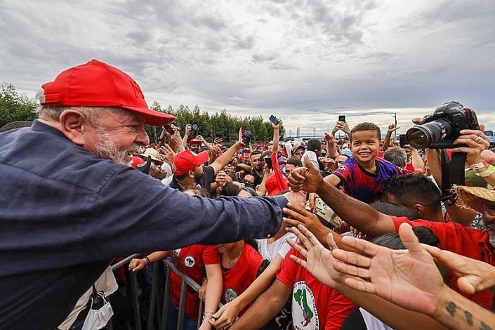 O ex-presidente e pré-candidato à Presidência do Brasil Lula da Silva visitou este sábado o assentamento Eli Vive, do MST, em Londrina (Paraná) 