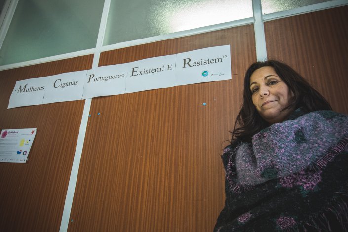 Alzinda Caramelo é uma das fundadoras da Associação para o Desenvolvimento das Mulheres Ciganas Portuguesas (AMUCIP), formada em 2000, no Seixal. 