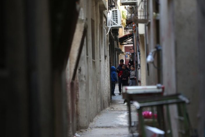 Crianças palestinianas num beco no campo de refugiados de Balata, em Nablus, na Margem Ocidental ocupada, em Março de 2022 