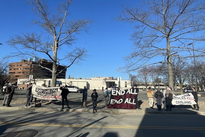 Acção contra o negócio da guerra na sede da Raytheon, em Cambridge, Massachusetts