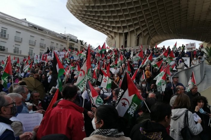 Manifestação em Sevilha contra a decisão do governo espanhol de apoiar o plano de autonomia marroquino