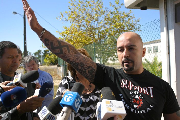 O líder dos <em>hammerskins</em>, Mário Machado, fala aos jornalistas à saída do Tribunal Criminal de Lisboa, em Monsanto, após ter sido condenado a quatro anos e dez meses de prisão efectiva por discriminação racial, coacção agravada, posse de arma ilegal e ameaça, dano e ofensa à integridade física qualificada. Lisboa, 3 de Outubro de 2008