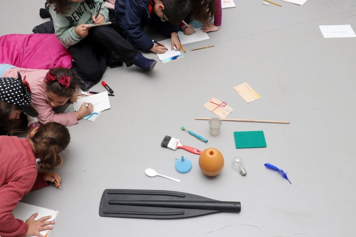 Crianças participam em oficina pedagógica de educação pelas artes e ciências experimentais, desenvolvida em torno do livro <em>História de uma Baleia</em>, na Casa da Avenida, em Setúbal. Março de 2022