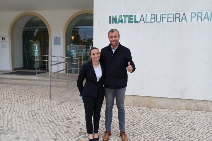 A trabalhadora reintegrada, esta segunda-feira, no Inatel Albufeira, acompanhada por um delegado do Sindicato da Hotelaria do Algarve