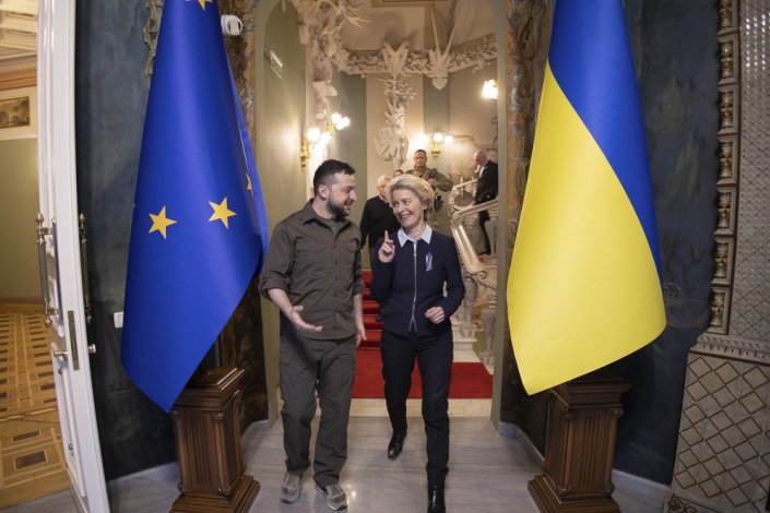 O presidente da Ucrânia, Volodymyr Zelensky, e a presidente da Comissão Europeia, Ursula von der Leyen, durante a visita desta a Kiev, a 8 de Abril de 2022. 