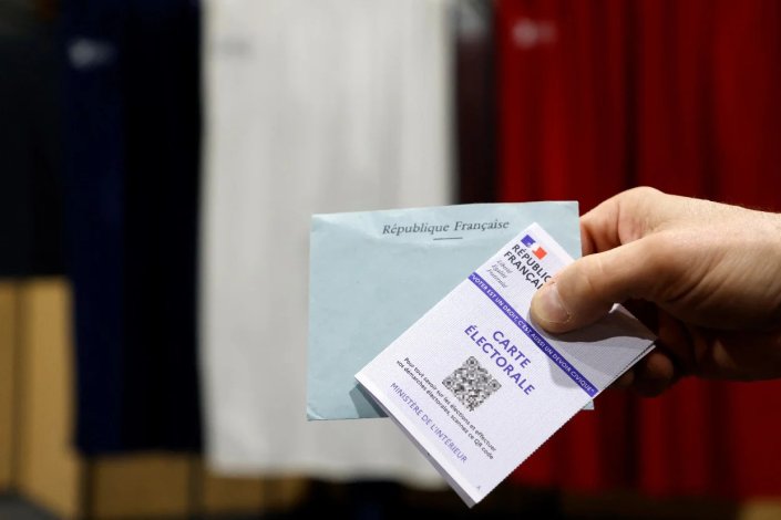 Um eleitor vota na primeira volta das eleições presidenciais francesas. Touquet, França, 10 de Abril de 2022
