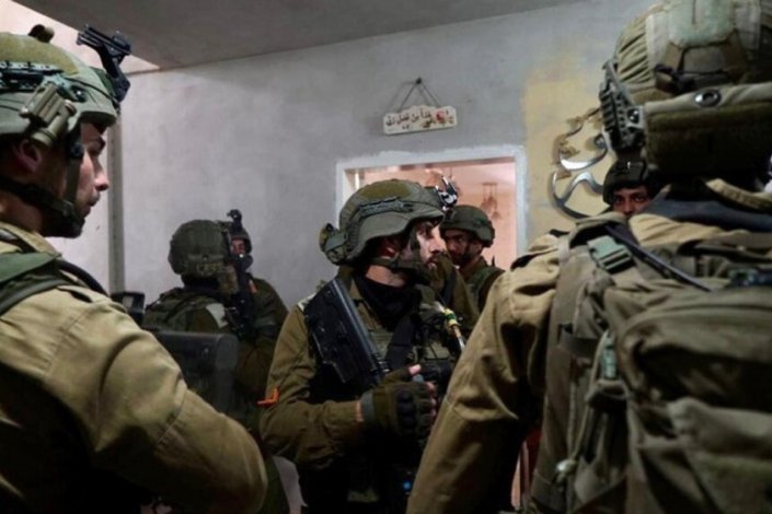 Forças de ocupação israelitas no interior de uma casa na cidade de Jenin, Cisjordânia ocupada
