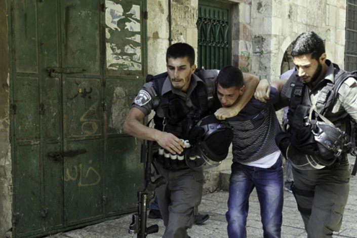 Forças de ocupação prendem um jovem palestiniano na Cisjordânia (imagem de arquivo)
