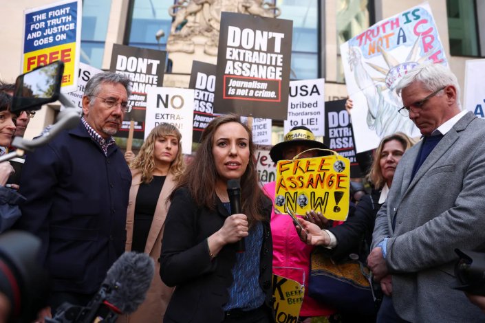 Stella Moris, mulher de Julian Assange, acompanhada por apoiantes do jornalista australiano fundador da WikiLeaks, fala duranteuma concentração à porta do tribunal de Westminster, no dia em que este autorizou a extradição de Assange para os EUA. Londres, 20 de Abril de 2022