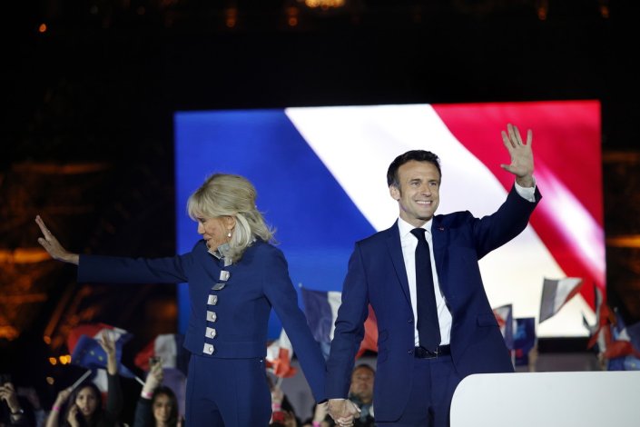 Emmanuel Macron, acompanhado pela mulher, Brigitte Macron, celebra a notícia da sua reeleição para a Presidência da República Francesa, após serem conhecidos os resultados provisórios da segunda volta das eleições presidenciais, que lhe dão a vitória sobre a sua adversária Marine Le Pen. Paris, 24 de Abril de 2022