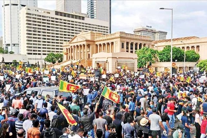 Manifestantes protestam junto ao gabinete presidencial, em Colombo