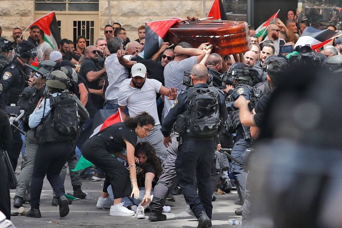 Uma violenta carga policial à saída do Hospital de São Luís dispersou a multidão que acompanhava o funeral da jornalista Shireen Abu Akleh, assassinada quando cobria uma acção repressiva das tropas israelitas em Jenin, na Cisjordânia, e não poupou os palestinianos que transportavam o féretro, cuja queda esteve iminente. Jerusalém, 13 de Maio de 2022