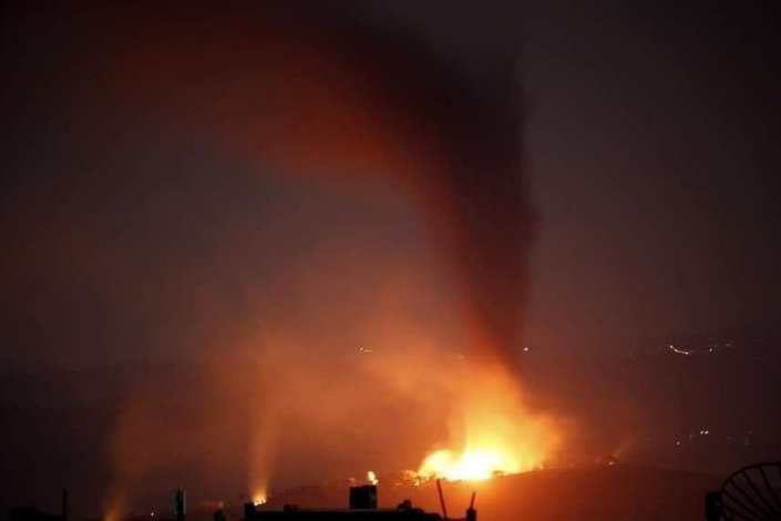 Incêndio em Masyaf, na província síria de Hama, na sequência do ataque israelita desta sexta-feira