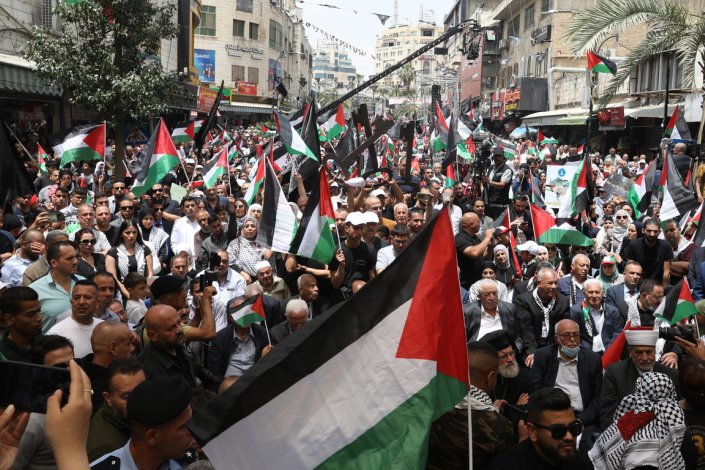 Palestinianos participam em manifestação para assinalar o 74.º aniversário do início da Nabka, ou catástrofe, em Ramallah, Cisjordânia, a 15 de Maio de 2022