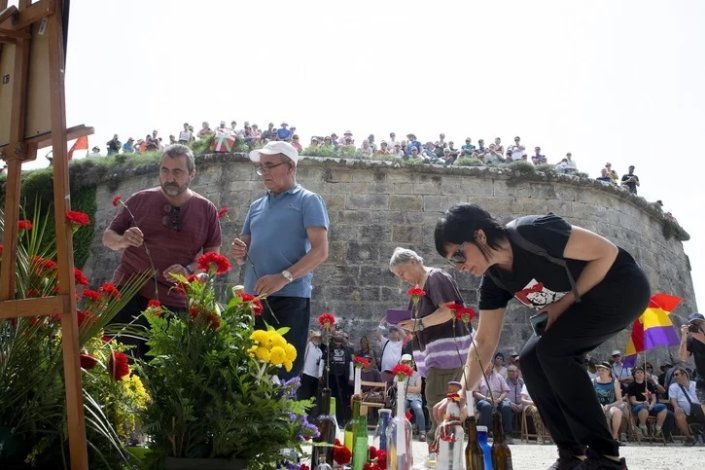 Cravos vermelhos nas garrafas que representam cada um dos enterrados em Ezkaba, perto de Iruñea (Pamplona)