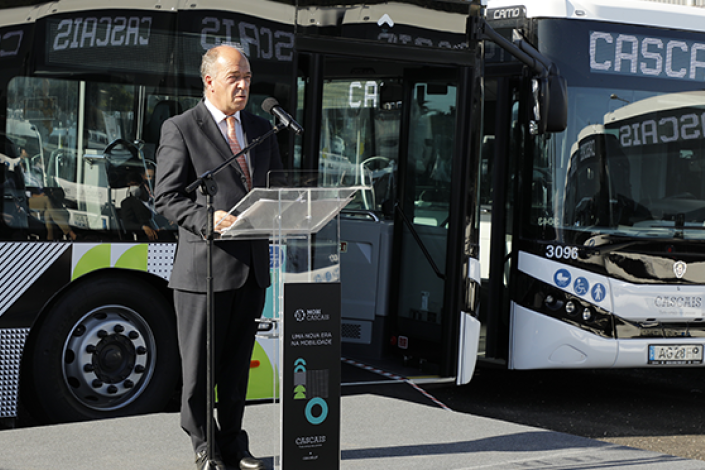 Carlos Carreiras, presidente da Câmara Municipal de Cascais, eleito pelo PSD, anuncia o novo sistema de transporte rodoviário de passageiros do concelho, numa sessão pública realizada no dia 25 de Maio de 2021. As várias irregularidades no processo de seleção da empresa poderão levar ao pagamento de indemnizações de muitos milhões de euros por parte do munícipio. 