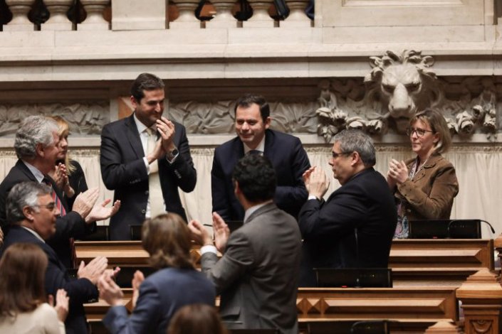 Luís Montenegro, do PSD, é aplaudido pelo seu grupo parlamentar, na sua última sessão como deputado