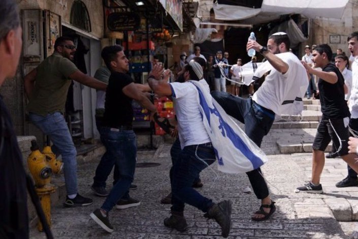 Colonos israelitas agridem palestinianos da Cidade Velha de Jerusalém, a 29 de Maio de 2022