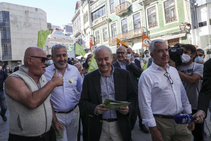 Rui Rio, acompanhado pelo actual presidente da Câmara Municipal da Póvoa do Varzim, Aires Pereira, durante uma arruada do PSD para as eleições autárquicas de 2021. Póvoa de Varzim, 21 de Setembro de 2021 