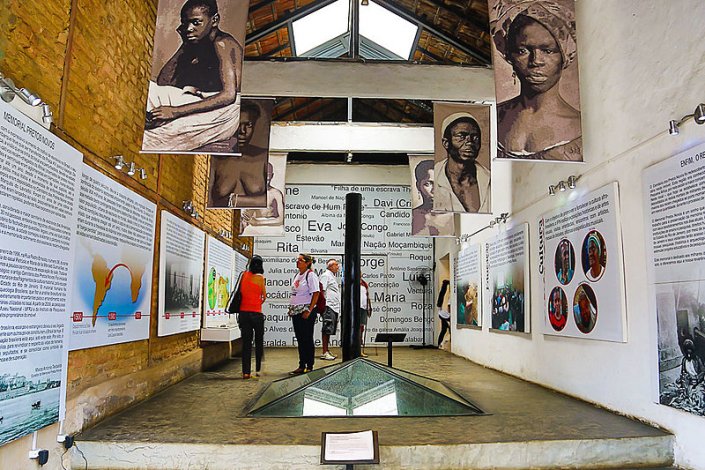 Estima-se que cerca de 60 mil pessoas foram enterradas no Cemitério Pretos Novos