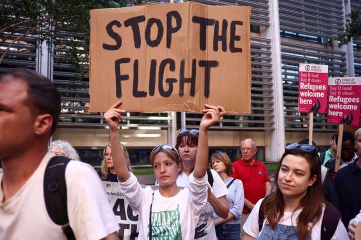 Manifestantes protestam, em Londres, contra o plano do governo britânico de deportar migrantes e refugiados para o Ruanda, a 13 de Junho de 2022