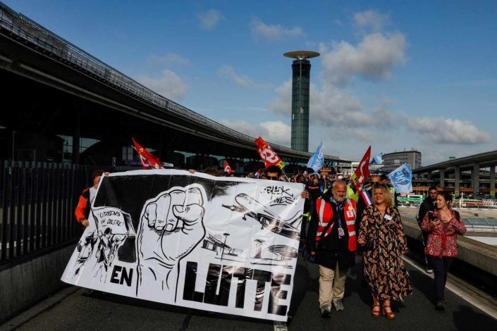 Manifestation de trabalhadores do aeroporto Paris-Charles-de-Gaulle em greve por aumento dos salários.
