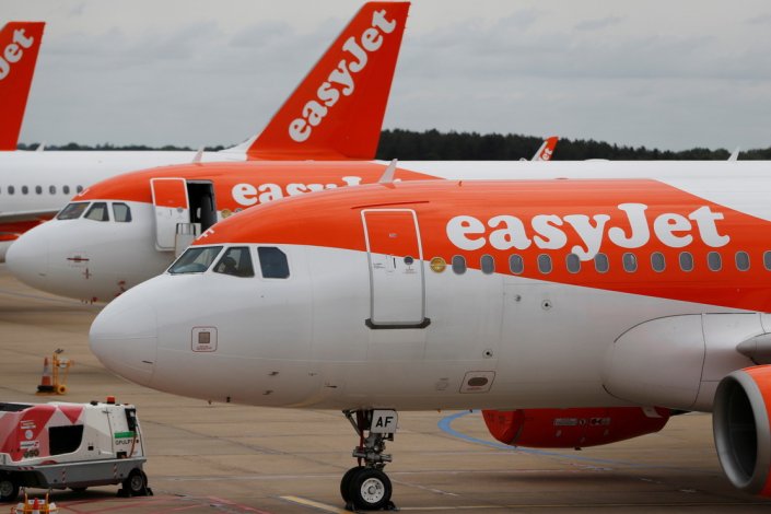 Aviões Airbus 319 da companhia de aviaçãao EasyJet no aeroporto de Luton, Reino Unido, a 4 de Junho de 2020
