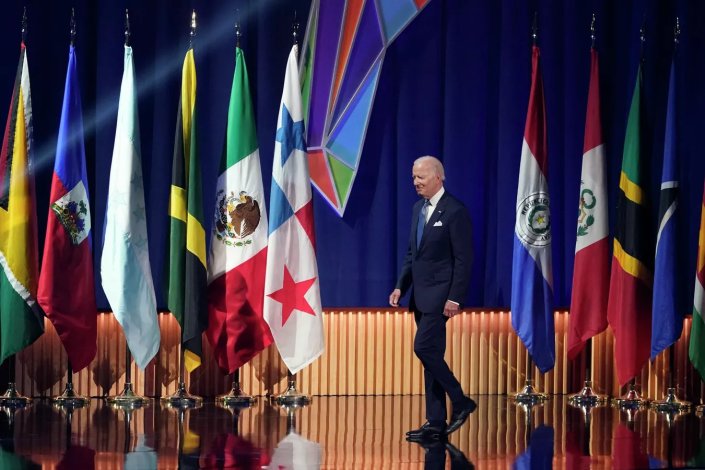 O presidente Joseph Biden viu a política dos EUA de bloqueio e de sanções a Cuba ser largamente contestada pelos participantes da Cimeira das Américas, apesar de ser o anfitrião do encontro, que decorreu entre 6 e 10 de Junho de 2022 em Los Angeles