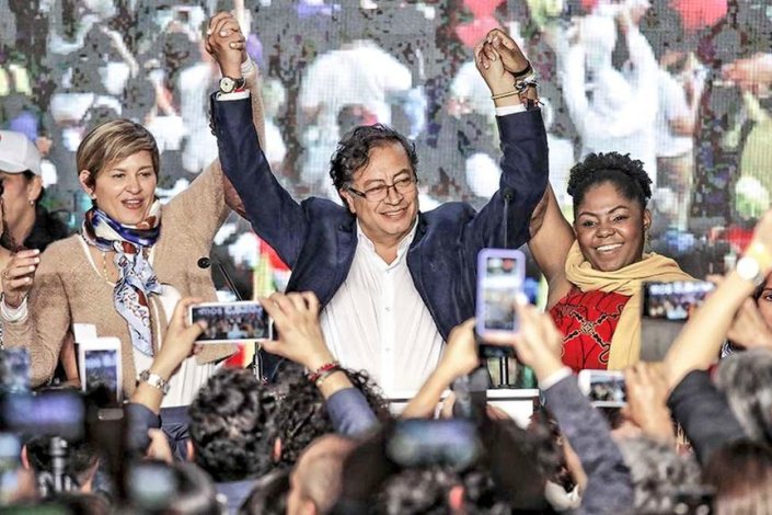 Gustavo Petro e Francia Márquez, do Pacto Histórico, celebrando o triunfo nas eleições presidenciais na Colômbia