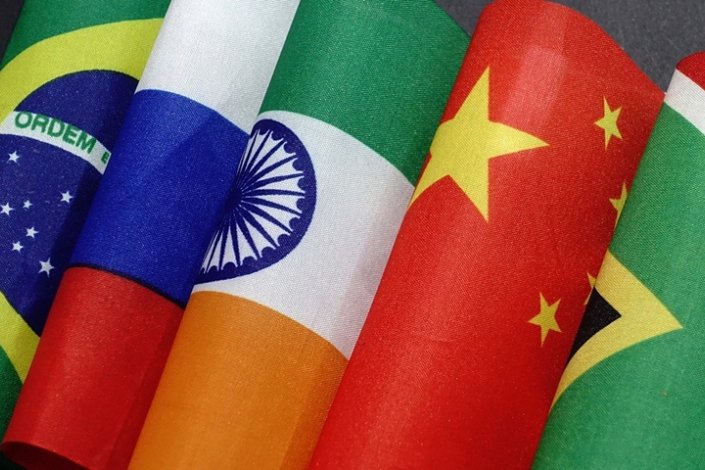 Bandeiras dos cinco países-membros do BRICS: Brasil, Rússia, Índia, China e África do Sul