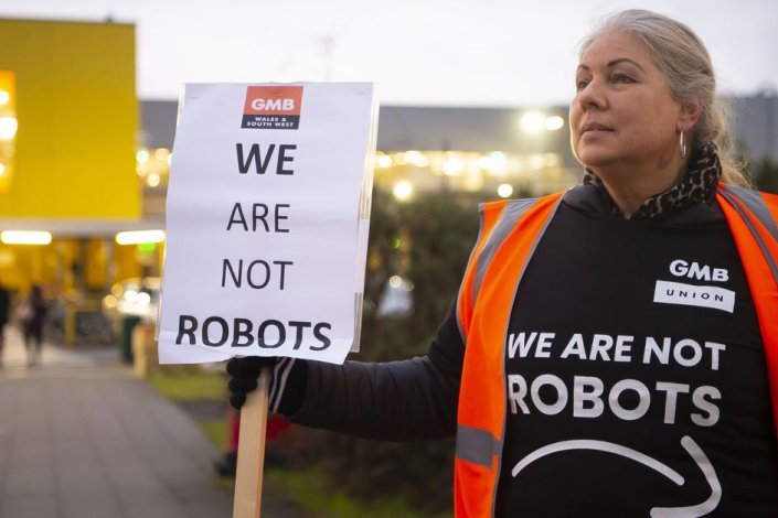 Trabalhadora da Amazon num protesto contra más condições de trabalho.