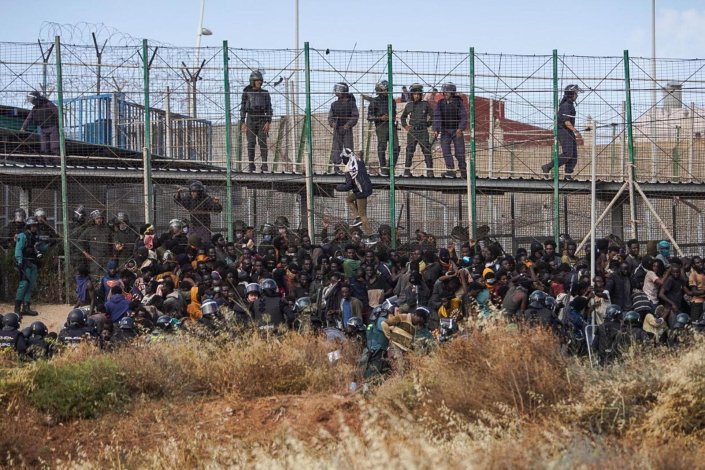 Mais de dois mil migrantes tentaram entrar em território espanhol no enclave de Melilha