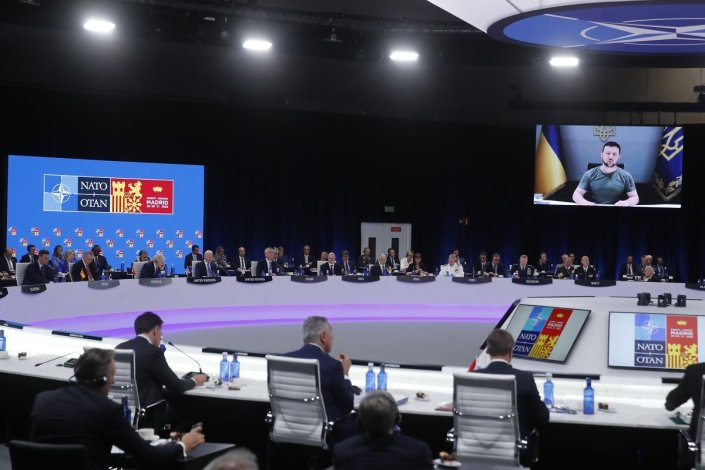 O presidente ucraniano, Volodymyr Zelensky (no ecrã), fala durante a Cimeira da NATO em Madrid, a 29 de Junho de 2022