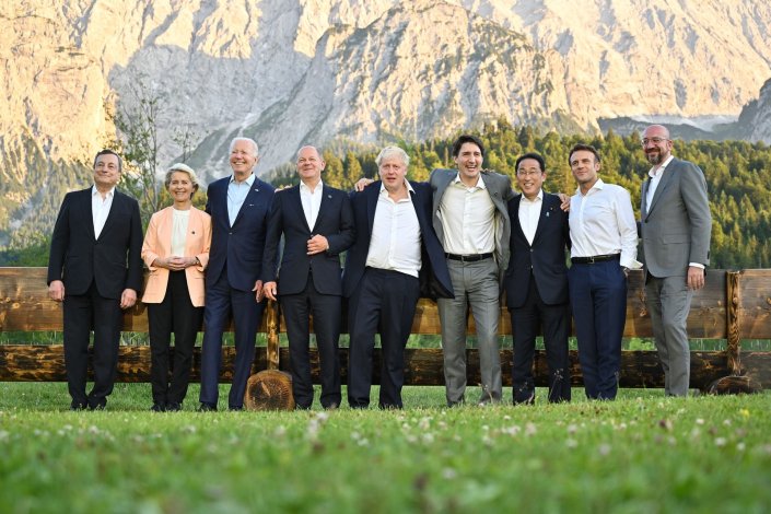 Por ordem, da esquerda para a direita, os participantes na reunião de 26 a 28 de Junho de 2022 do G7: o primeiro-ministro italiano Mario Draghi, a presidente da Comissão Europeia Ursula von der Leyen, o presidente dos EUA, Joe Biden, o chancellor alemão Olaf Scholz, oa primeiros-ministros do Reino Unido, Canadá e Japão, Boris Johnson, Justin Trudeau e Fumio Kishida, respectivamente, o presidente francês Emmanuel Macron e o presidente do Conselho Europeu, Charles Michel.