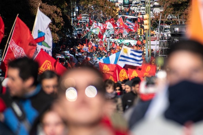 Milhares de pessoas manifestaram-se esta quinta-feira em Montevideu contra a política neoliberal do governo de Lacalle Pou