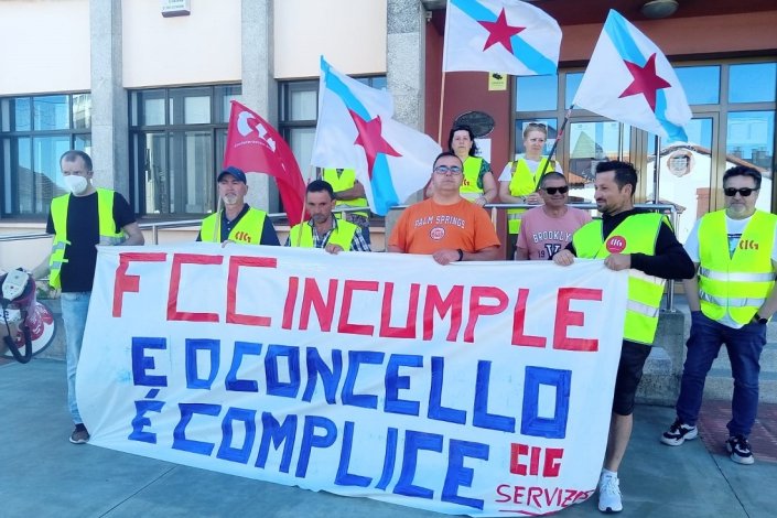 Trabalhadores do Concelho de Valdoviño (na província da Corunha) no primeiro de quatro dias de greve à recolha do lixo, a 8 de Julho de 2022