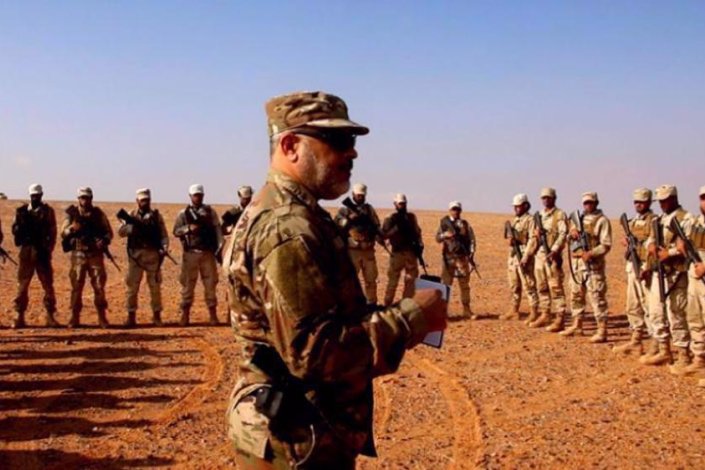 Membros do grupo terrorista denominado Maghawir al-Thawra treinam na região síria de al-Tanf, ilegalmente ocupada pelos EUA, junto à fronteira com o Iraque e a Jordânia (imagem de arquivo)