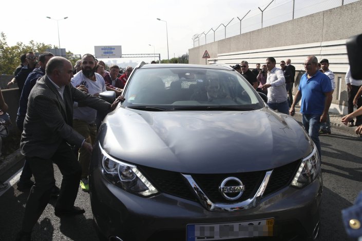 Taxistas impedem um veículo conduzido por um motorista da Uber de seguir o seu caminho durante o protesto promovido pela Associação Nacional dos Transportadores Rodoviários em Automóveis Ligeiros (ANTRAL) e pela Federação Portuguesa do Táxi. Estes protestos foram aproveitados pela Uber para mudar o sentimento da opinião pública.