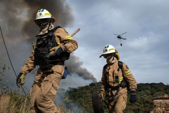 Membros da Guarda Nacional Republicana (GNR) juntaram-se aos corpos de bombeiros em luta contra o incêndio que lavra junto ao perímetro urbano das localidades de Aires e Quinta do Anjo, em Palmela, pondo em risco vidas e bens, e que já causou uma dezena de feridos, um dos quais em estado grave. No terreno estão 430 operacionais e mais de 100 veículos, auxiliados por sete meios aéreos. 13 de Julho de 2022