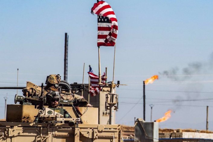 Viatura militar norte-americana junto a um poço de petróleo na província síria de Hasaka (imagem de arquivo)