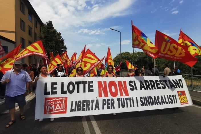 Em Piacenza, milhares de pessoas manifestaram solidariedade com dirigentes sindicais detidos e exigiram a sua libertação