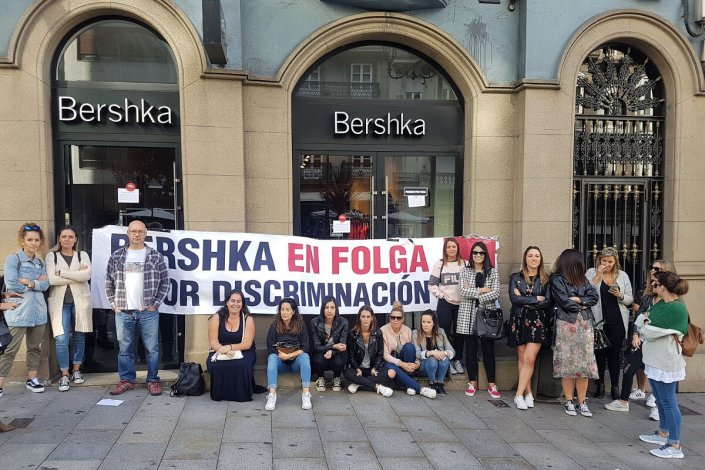 Concentração de trabalhadoras da Bershka junto a umas das lojas da província de Pontevedra