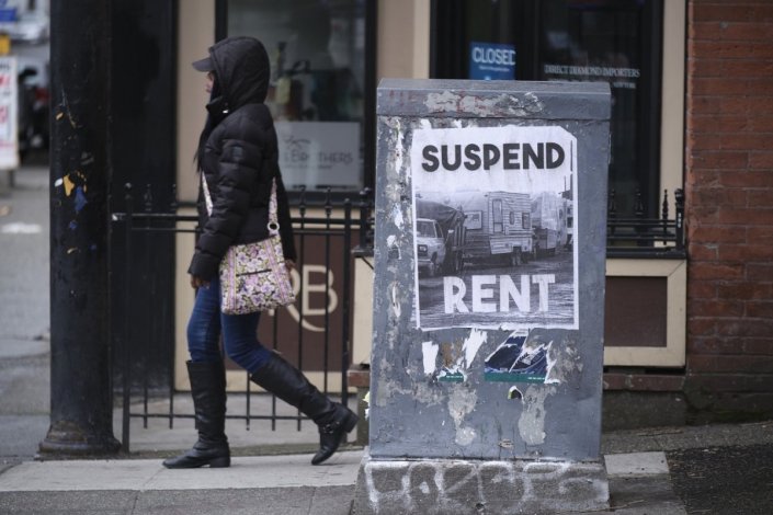 Cartaz colado na baixa de Seattle, estado de Washington, EUA, pede a suspensão do pagamento de rendas, a 26 de Março de 2020