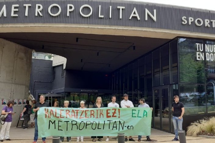 Concentração à porta do ginásio Metropolitan, em Donostia, convocada pelo ELA para denunciar o despedimento de um trabalhador e a «perseguição sindical» por parte da empresa