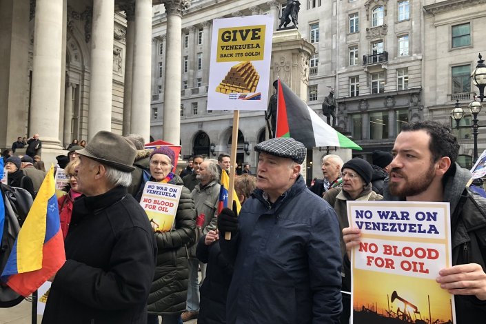 Acção solidária com a Venezuela junto ao Banco de Inglaterra, em Londres, para exigir a entrega dos activos devidos ao país sul-americano (imagem de arquivo) 