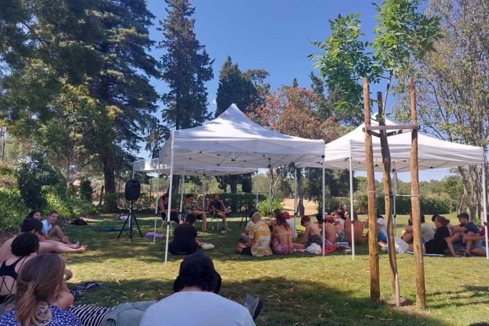 Debates temáticos, concertos, workshops e actividades desportivas alimentam o programa do 10.º Acampamento Pela Paz. A iniciativa, que decorre até amanhã nas piscinas municipais de Évora, foi organizada este ano pela Plataforma para a Paz e o Desarmamento. Évora, 30 de Julho de 2022