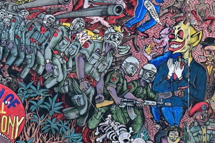 Detalhe do painel <em>Justiça Popular</em>, do colectivo artístico indonésio Taring Padi, apresentado à 15.ª Documenta e retirado da exposição a pretexto de um alegado antisemitismo. A obra é uma crítica dos massacres na Indonésia em 1965-66, que causaram cerca de um milhão de mortos, e do sionismo israelita, colaborador da ditadura militar indonésia. A Documenta é um dos mais reconhecidos eventos expositivos de arte contemporânea. Realiza-se em Kassel, no estado de Hesse, Alemanha. A edição de 2022 foi inaugurada a 18 de Junho e prolonga-se até 25 de Setembro.