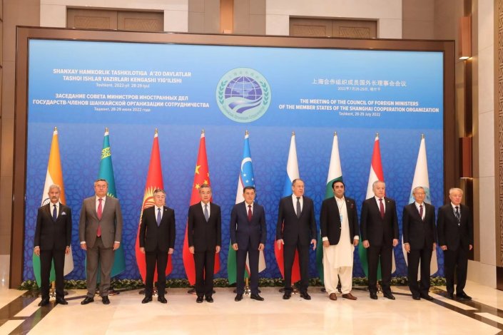 Foto de grupo no Conselho de Ministros dos Negócios Estrangeiros da Organização para a Cooperação de Xangai, que se realizou em Tashkent a 29 de Julho de 2022 