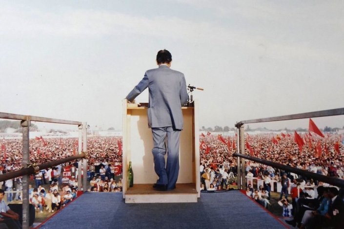 Líder comunista italiano Enrico Berlinguer a discursar na festa do jornal do PCI.