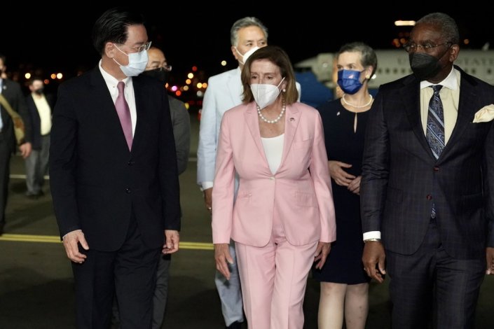 A porta-voz da Câmara dos Representantes dos EUA, Nancy Pelosi, aterrou em Taiwan, dando origem a um dos mais graves incidentes diplomáticos entre as duas maiores potências mundiais nos últimos 25 anos. A visita de Pelosi realizou-se a despeito dos apelos da administração Biden em sentido contrário e dos avisos da República Popular da China, que considerou a visita um apelo à secessão daquele território chinês e, em resposta, prometeu acelerar o processo de integração da ilha. 2 de Agosto de 2022